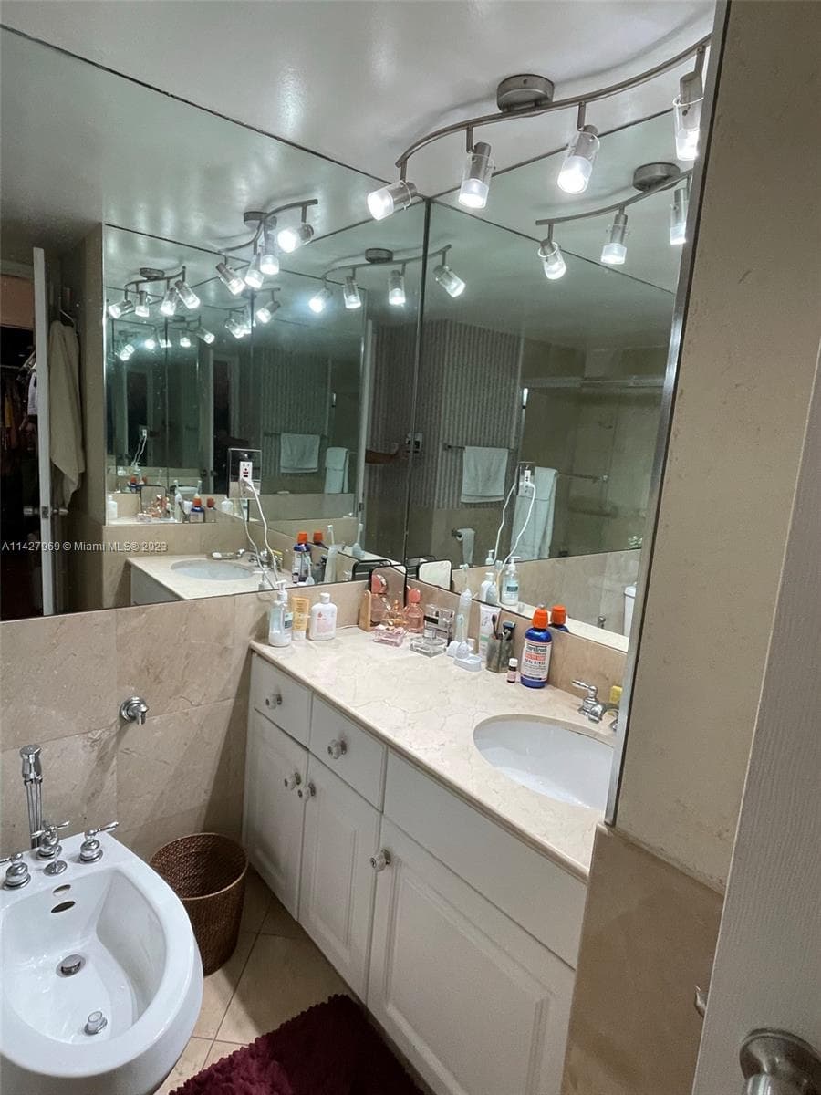 A11427969 — Miami Beach — 22