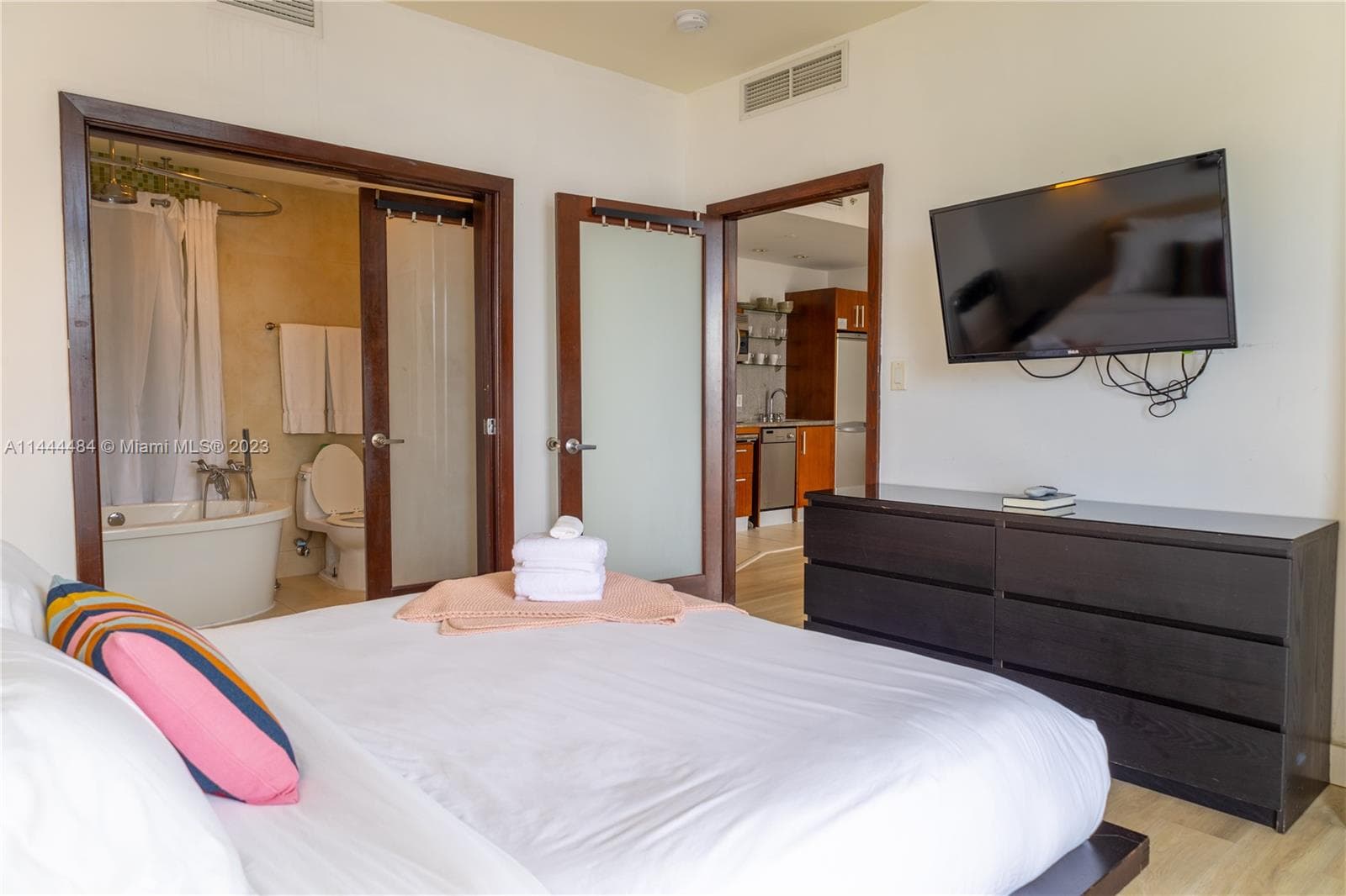 A11444484 — Miami Beach — 9