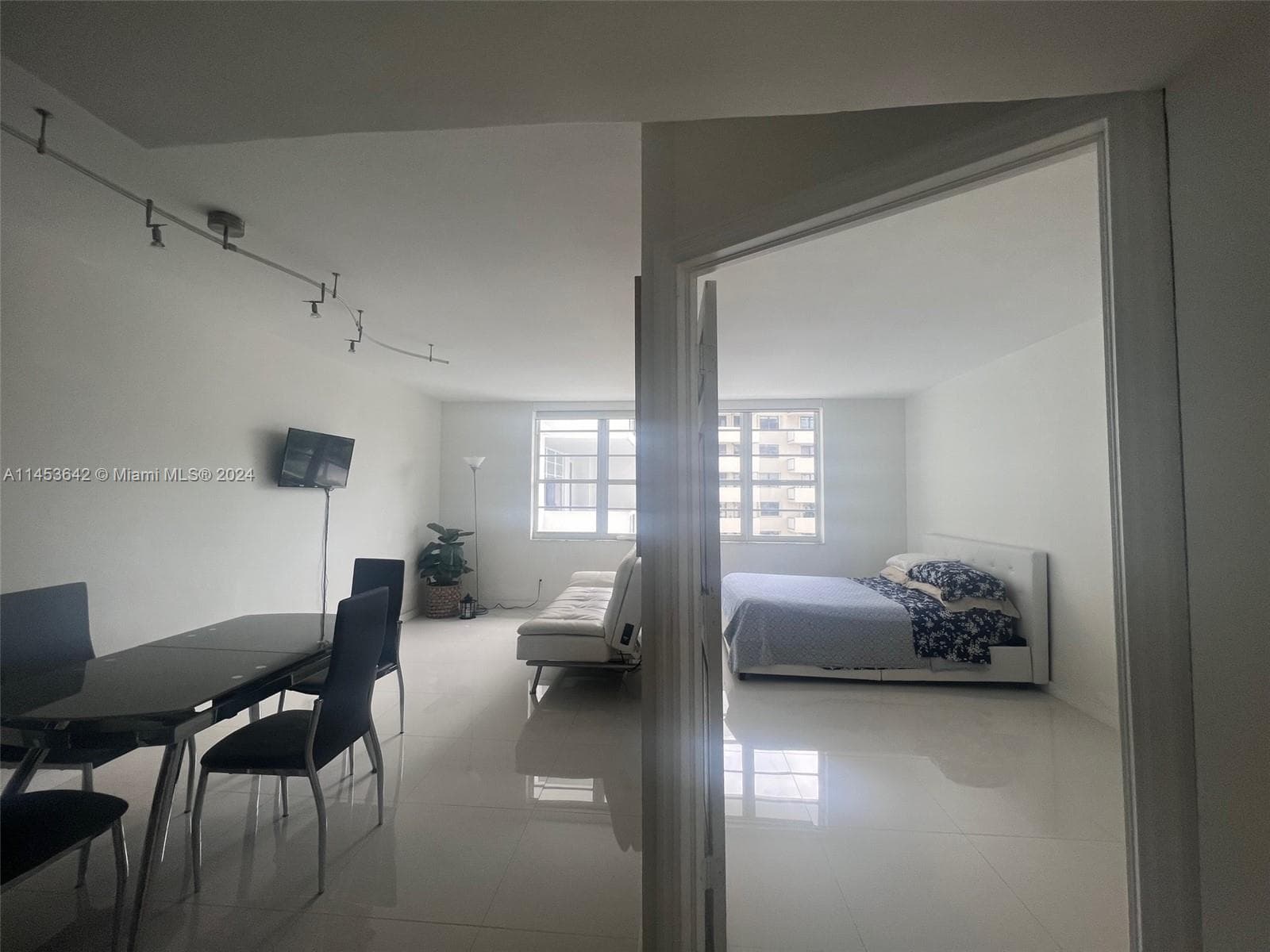 A11453642 — Miami Beach — 4