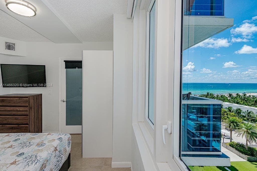 A11466320 — Miami Beach — 12