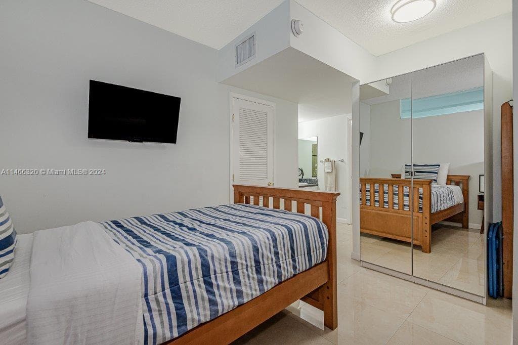 A11466320 — Miami Beach — 14