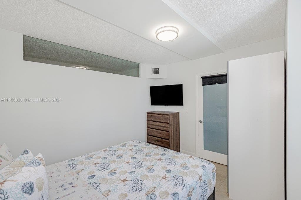 A11466320 — Miami Beach — 11