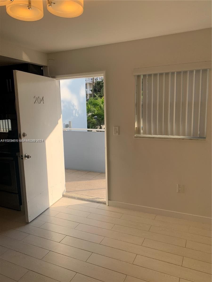 A11523401 — Miami Beach — 17