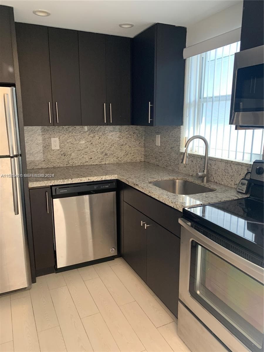 A11523401 — Miami Beach — 16