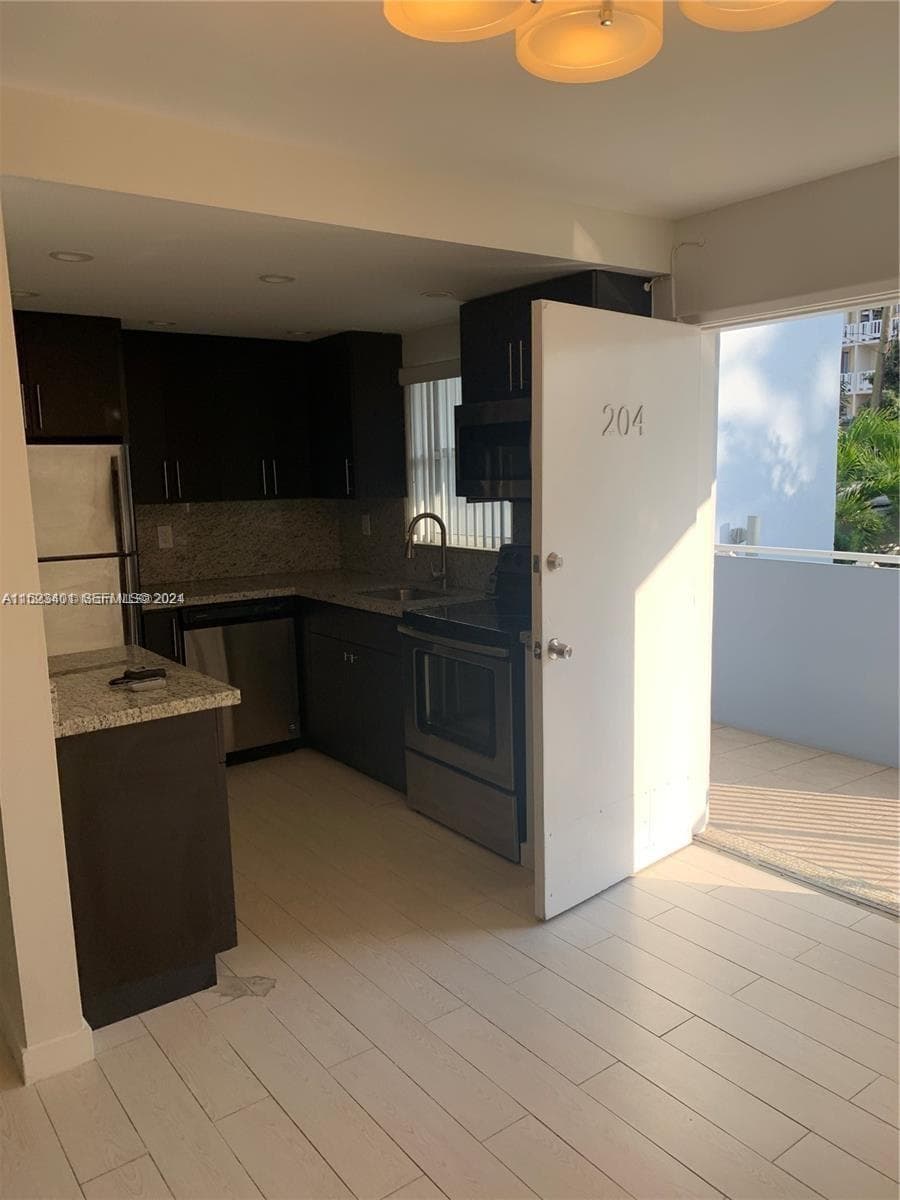 A11523401 — Miami Beach — 18