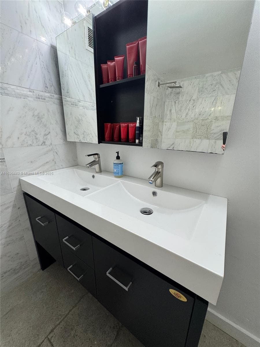 A11530443 — Miami Beach — 23