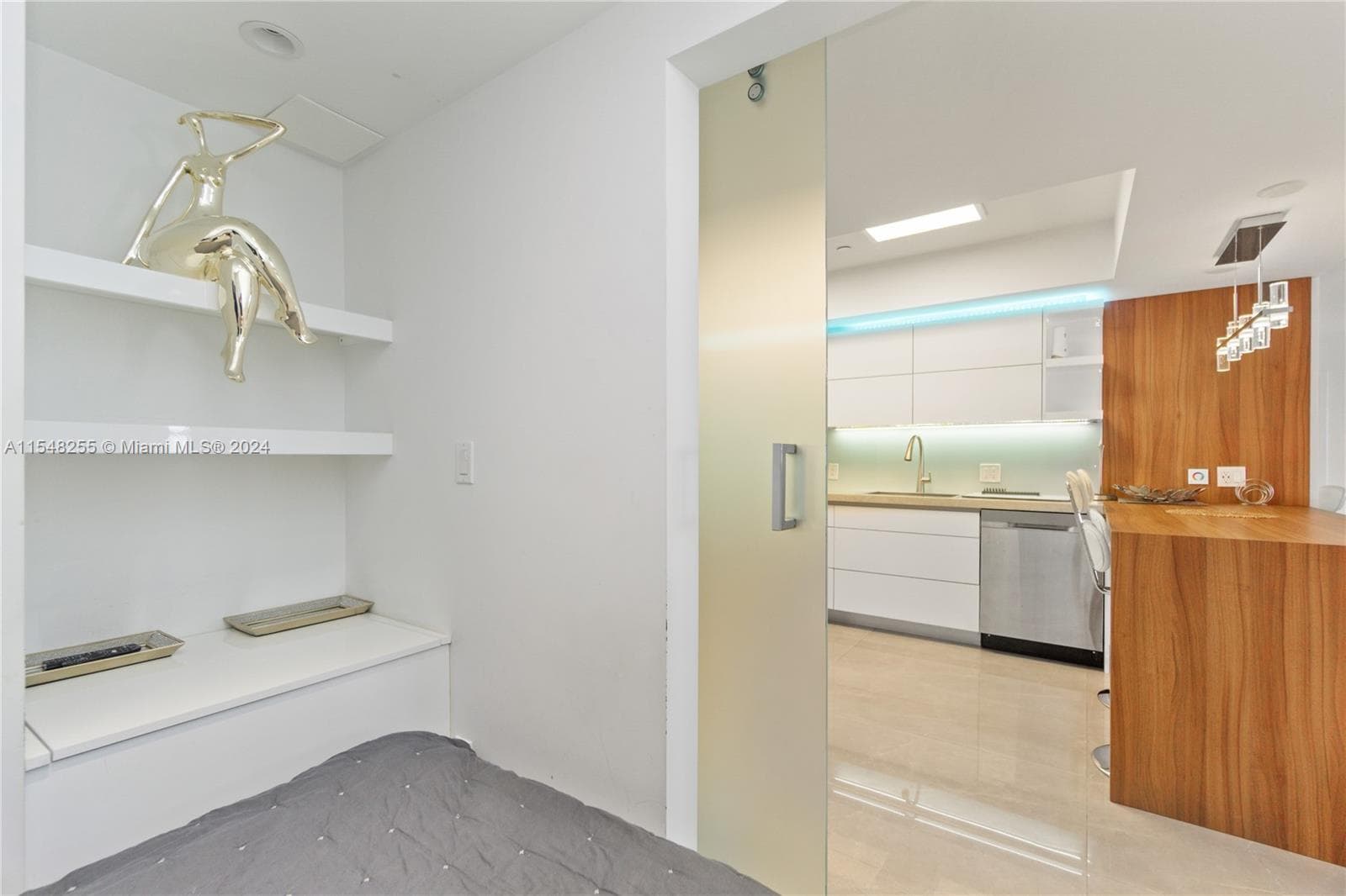 A11548255 — Miami Beach — 10