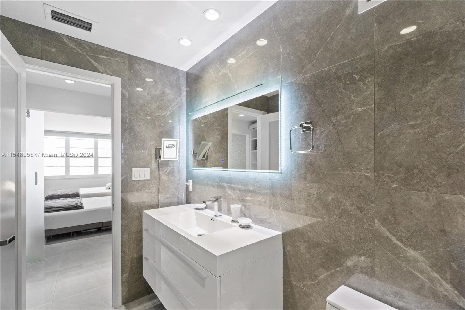 A11548255 — Miami Beach — 19