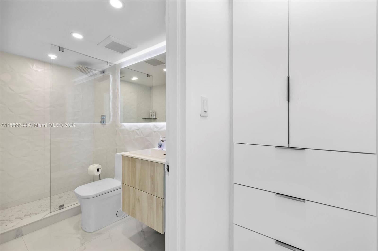 A11553344 — Miami Beach — 30