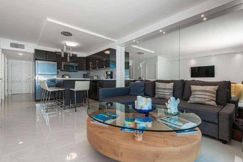 A11586960 — Miami Beach — 10