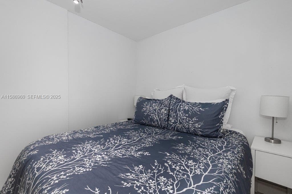 A11586960 — Miami Beach — 18