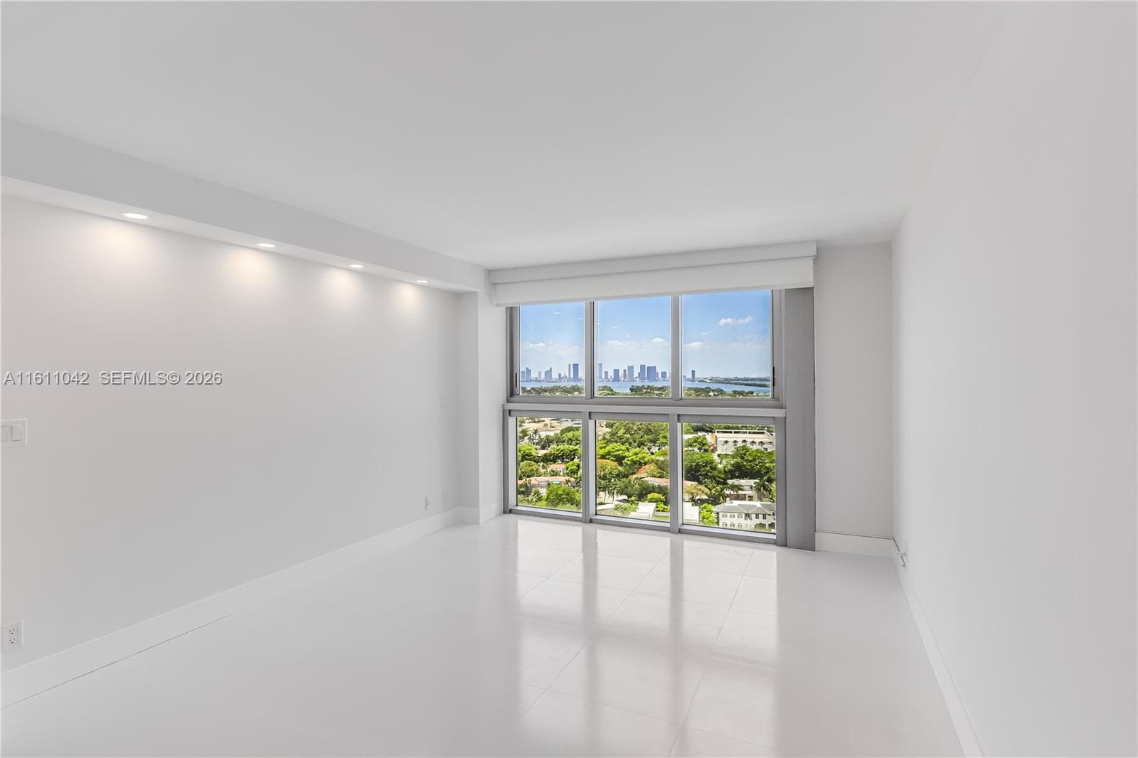 A11611042 — Miami Beach — 34
