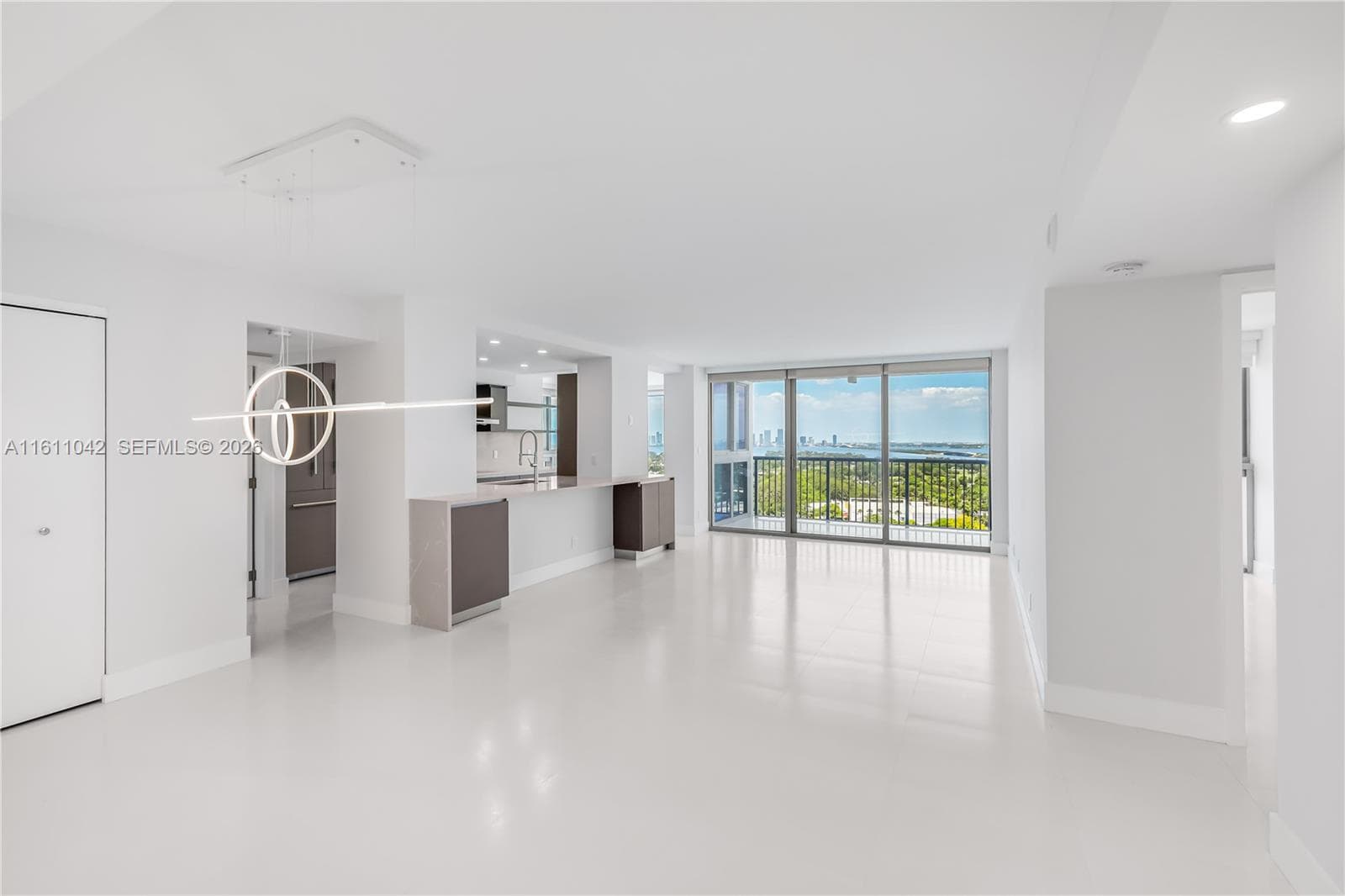 A11611042 — Miami Beach — 18