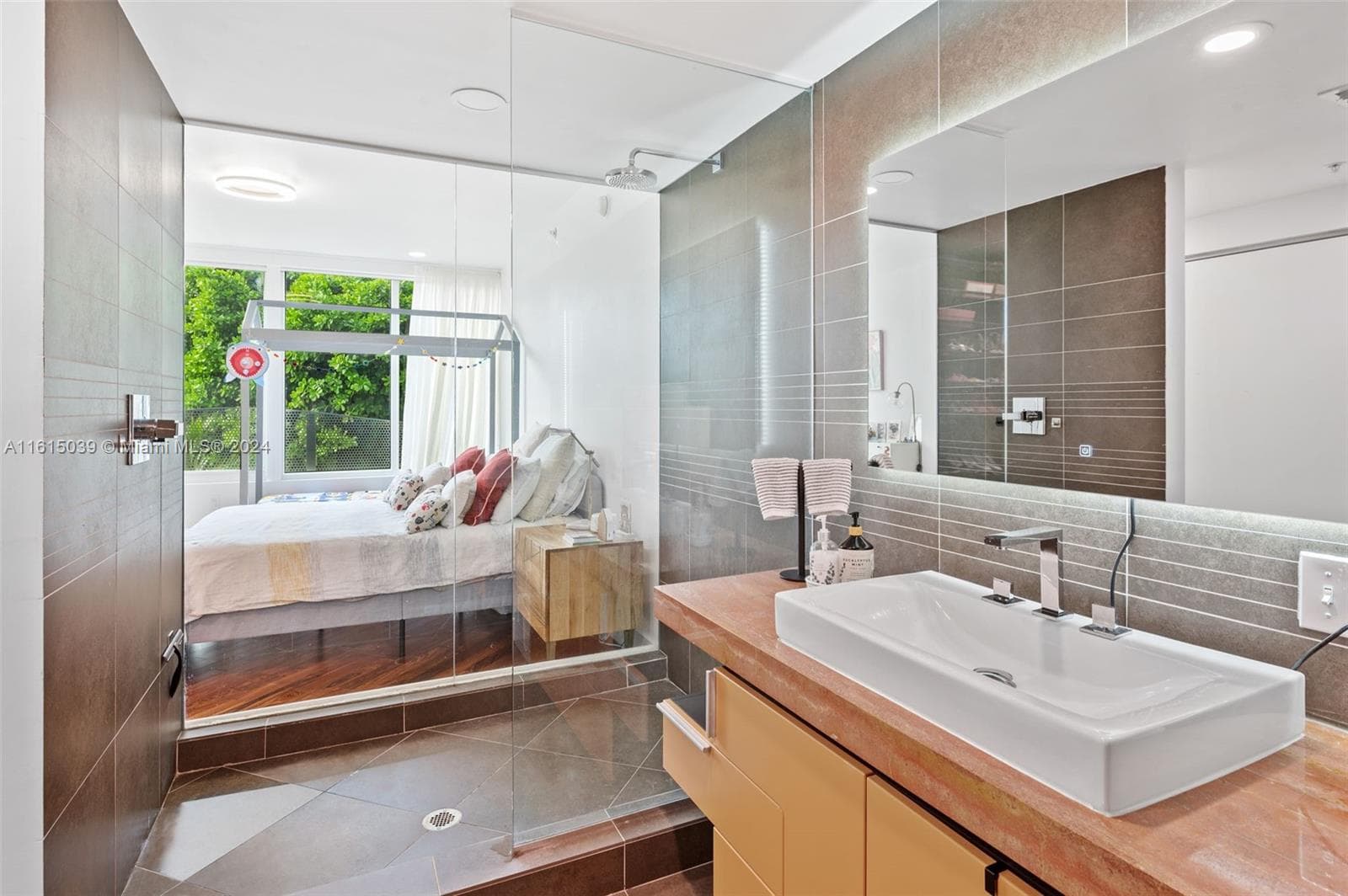 A11615039 — Miami Beach — 18