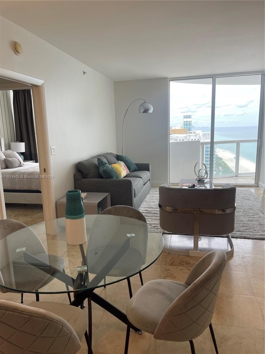 A11619409 — Miami Beach — 22