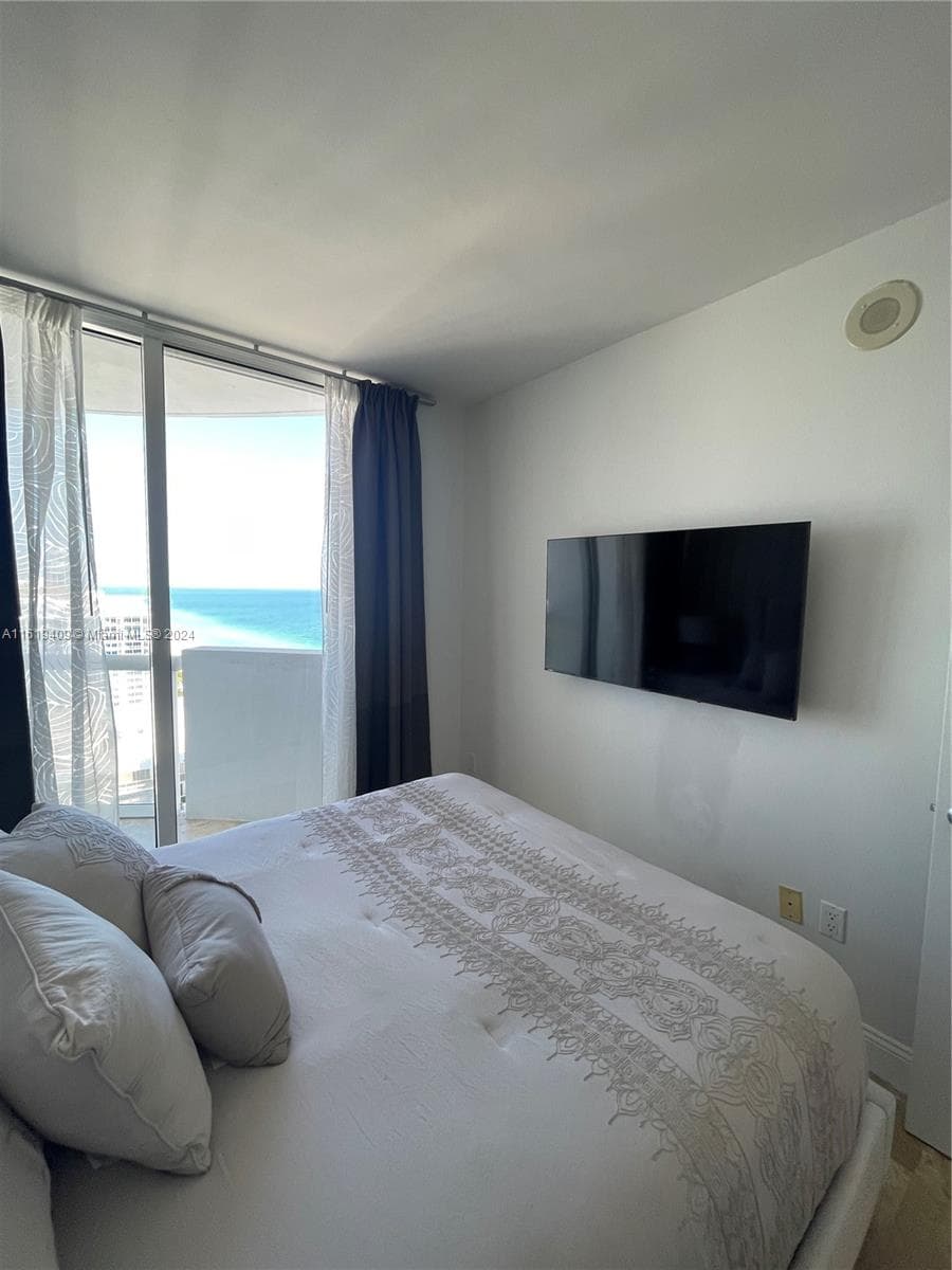 A11619409 — Miami Beach — 32