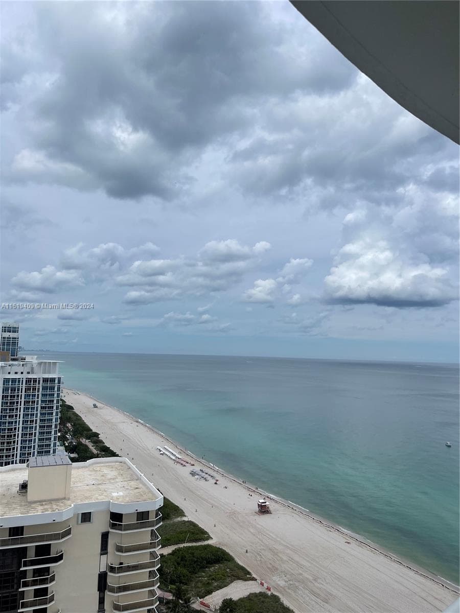 A11619409 — Miami Beach — 15