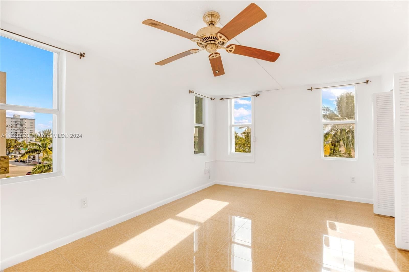 A11625570 — Miami Beach — 16