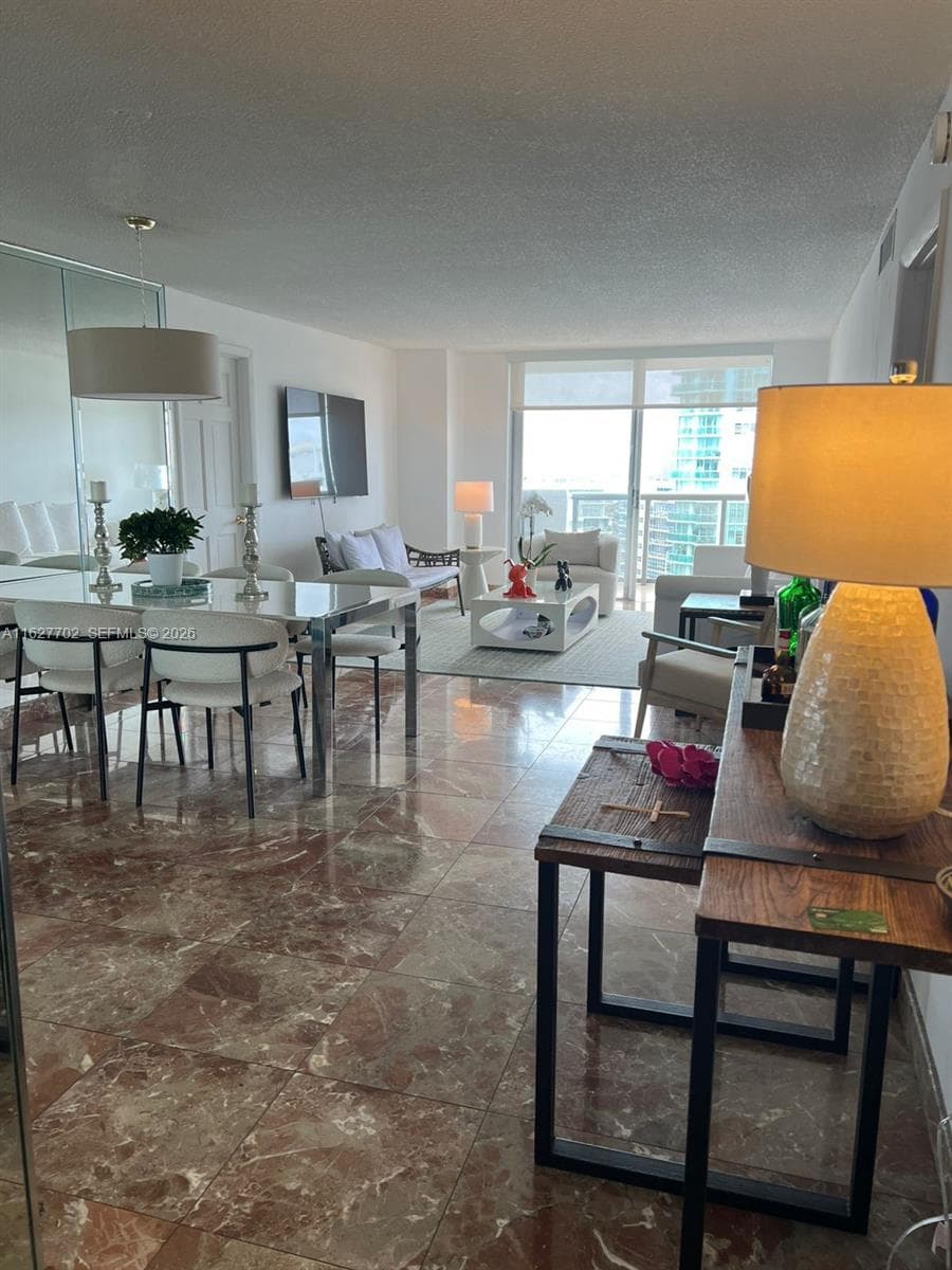 A11627702 — Miami Beach — 24