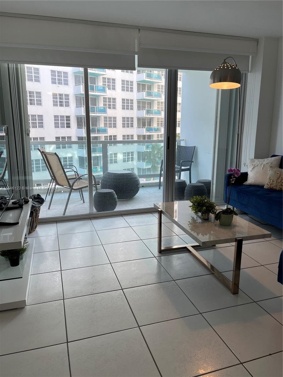 A11646123 — Miami Beach — 19