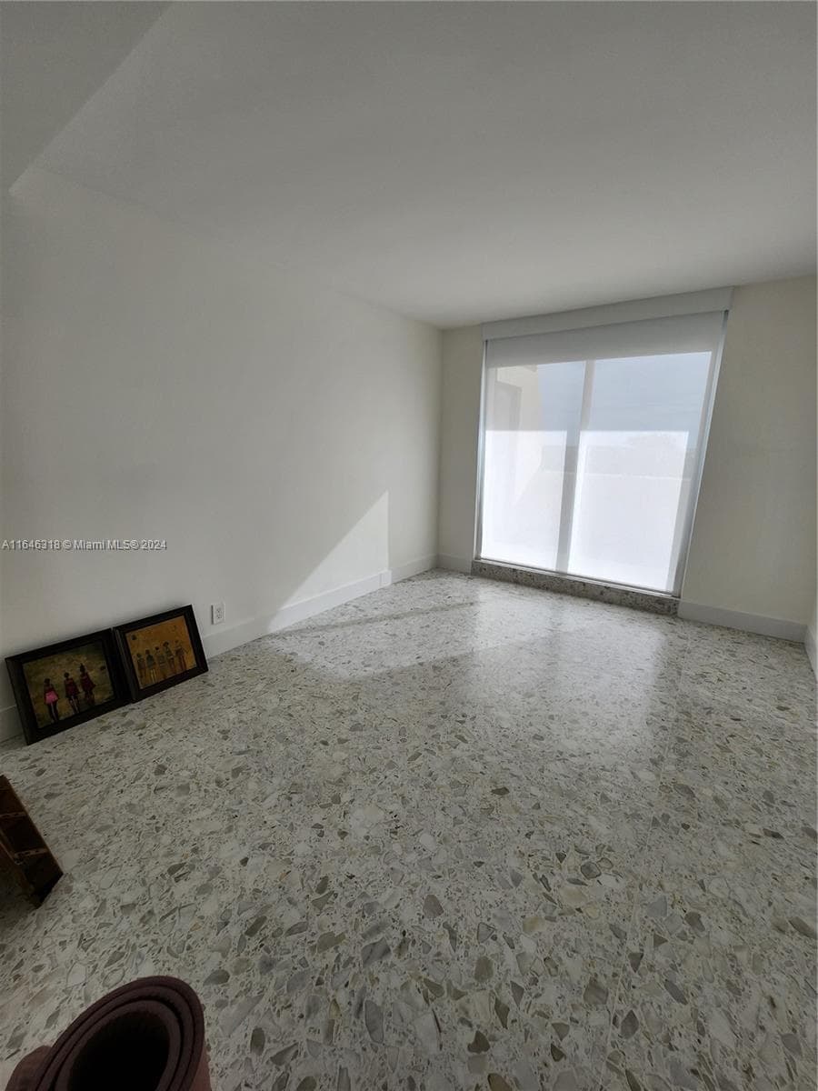 A11646318 — Miami Beach — 10