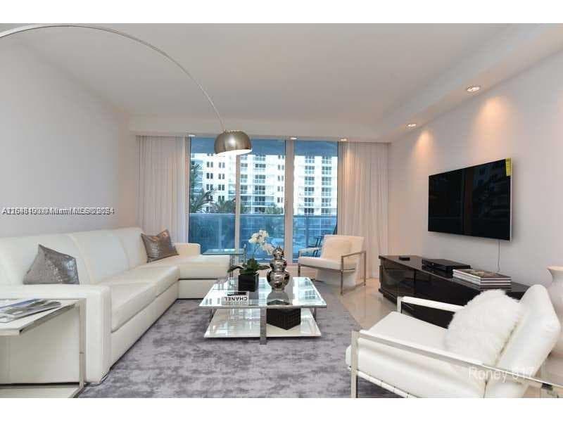 A11648100 — Miami Beach — 2