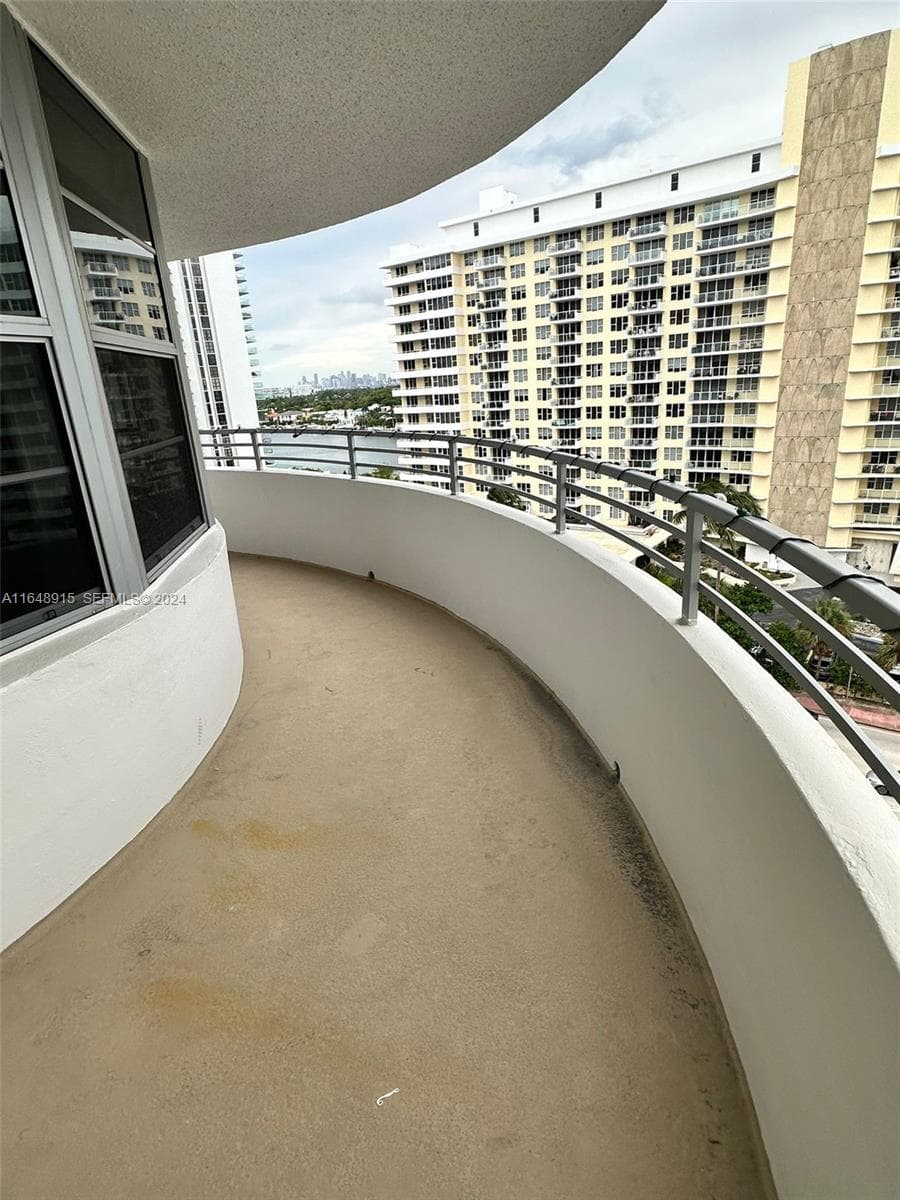 A11648915 — Miami Beach — 11