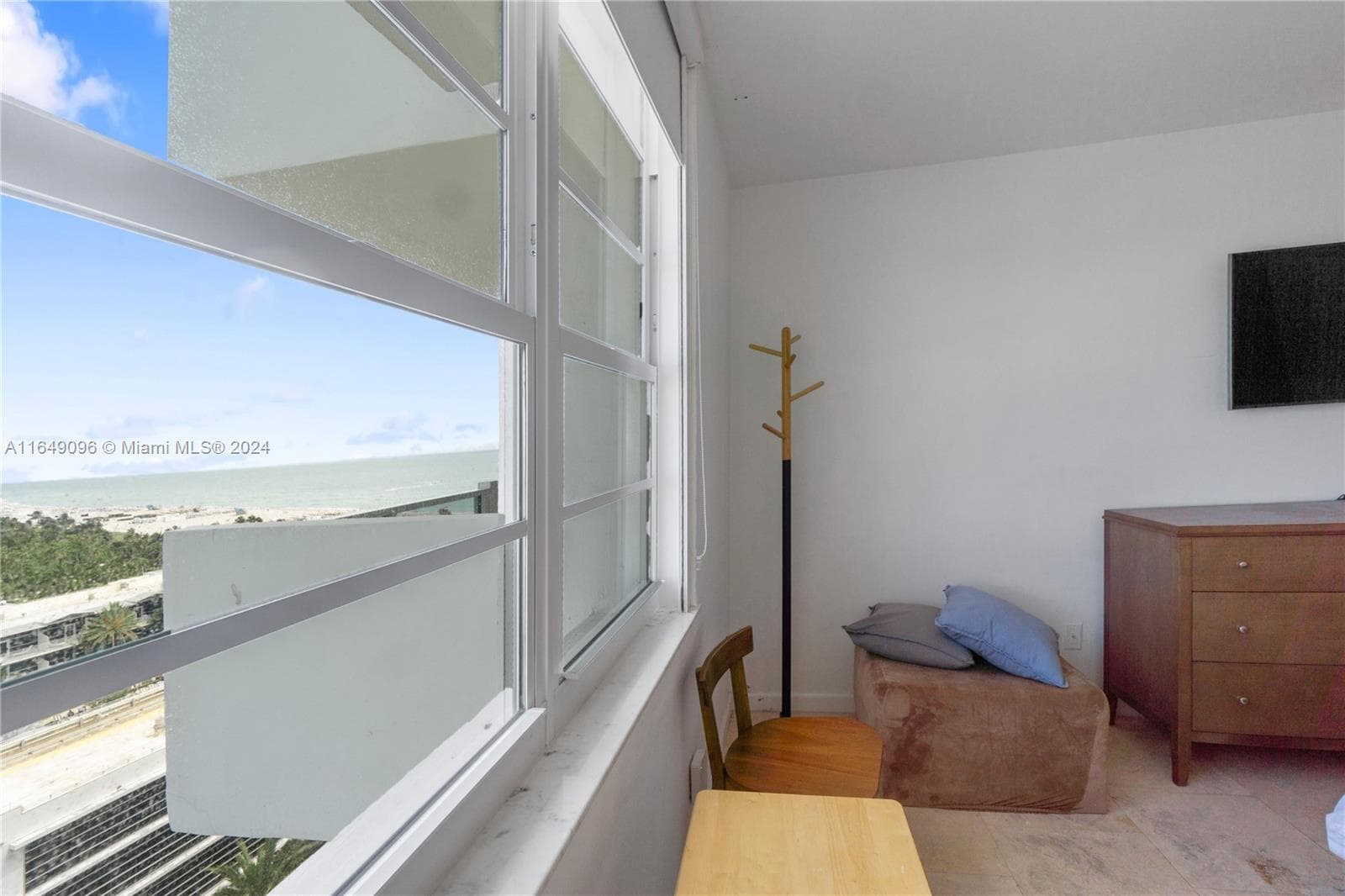 A11649096 — Miami Beach — 12