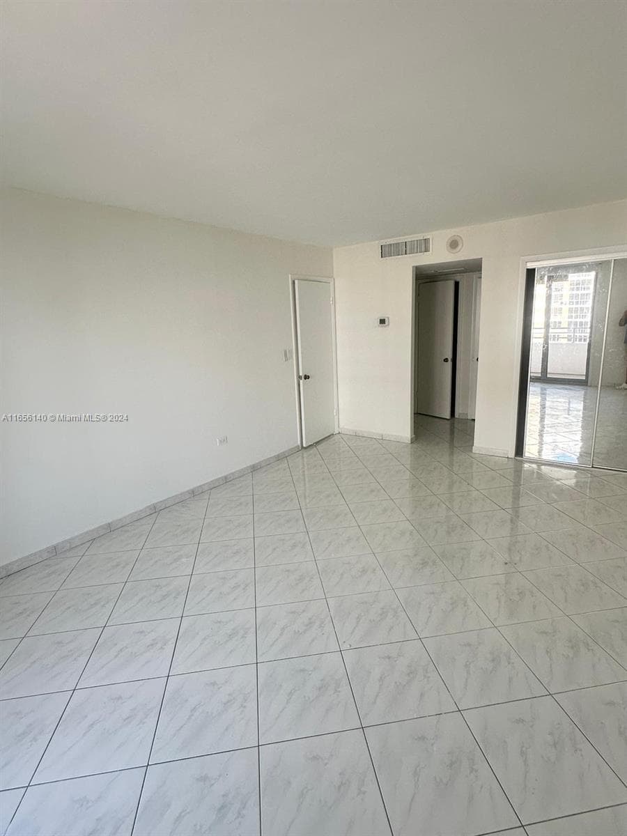 A11656140 — Miami Beach — 16