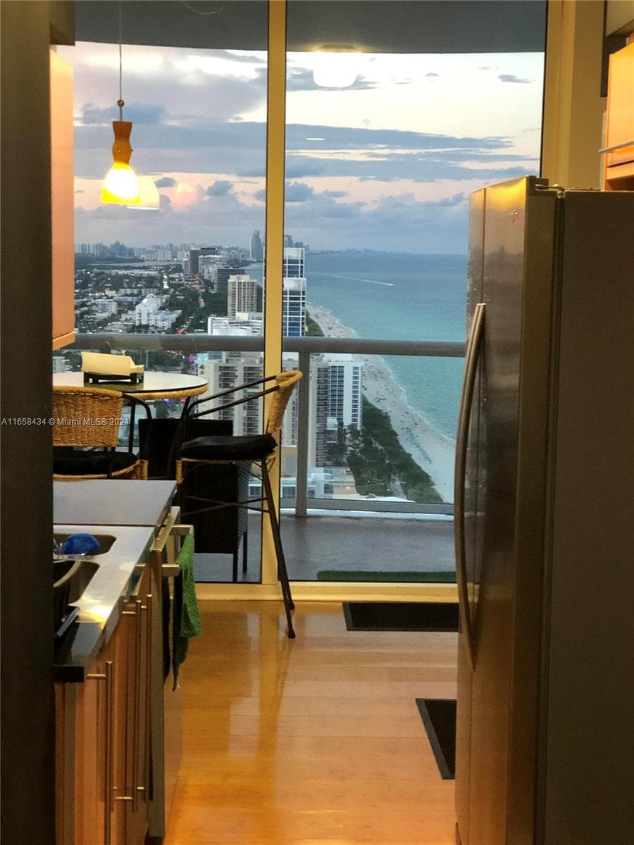 A11658434 — Miami Beach — 19