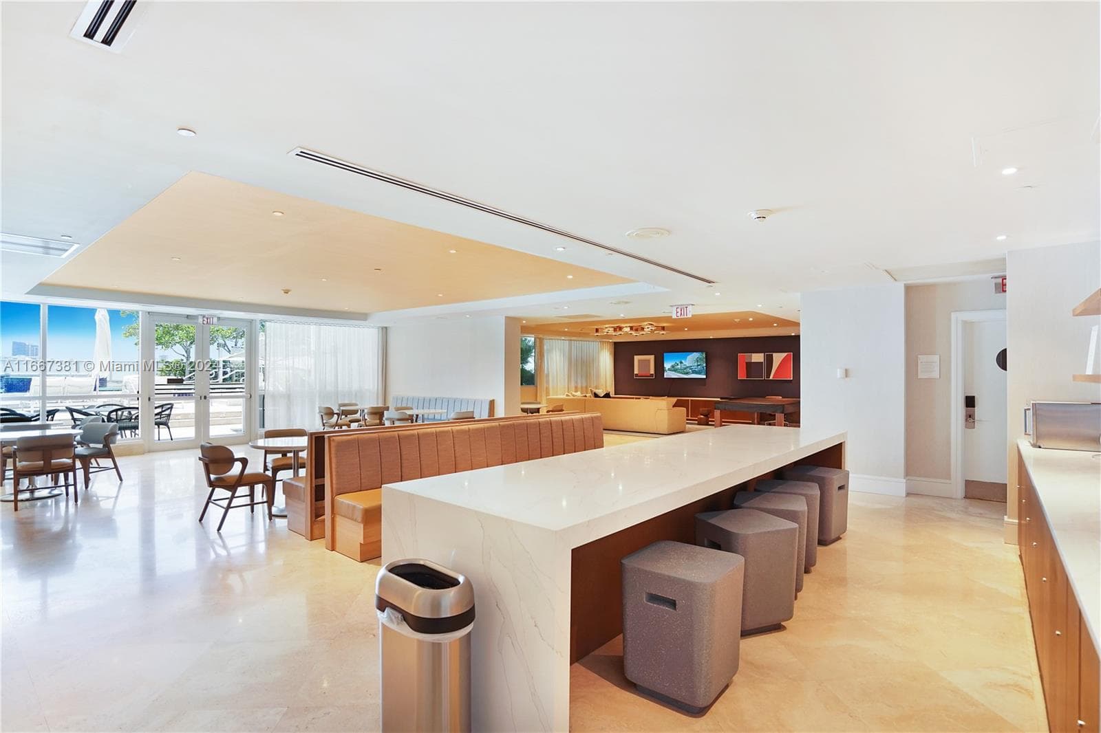 A11667381 — Miami Beach — 67