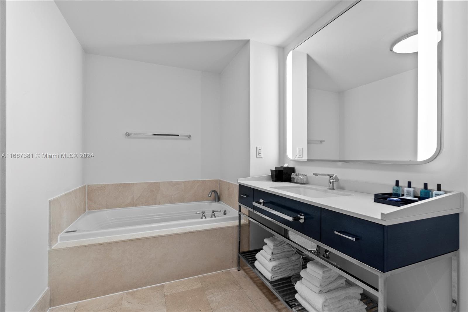 A11667381 — Miami Beach — 21