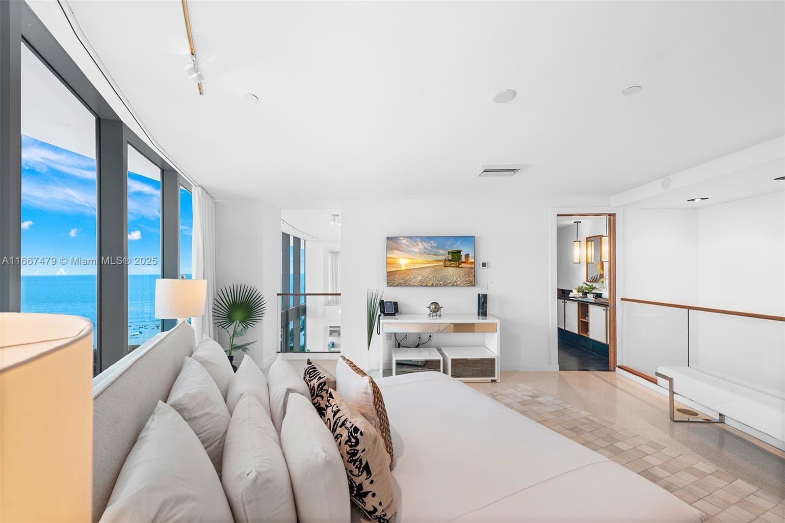 A11667479 — Miami Beach — 43