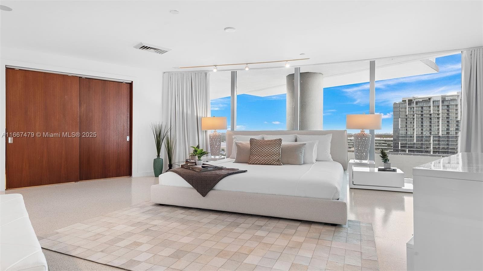 A11667479 — Miami Beach — 41