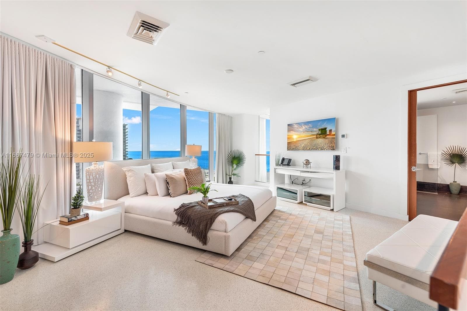 A11667479 — Miami Beach — 4