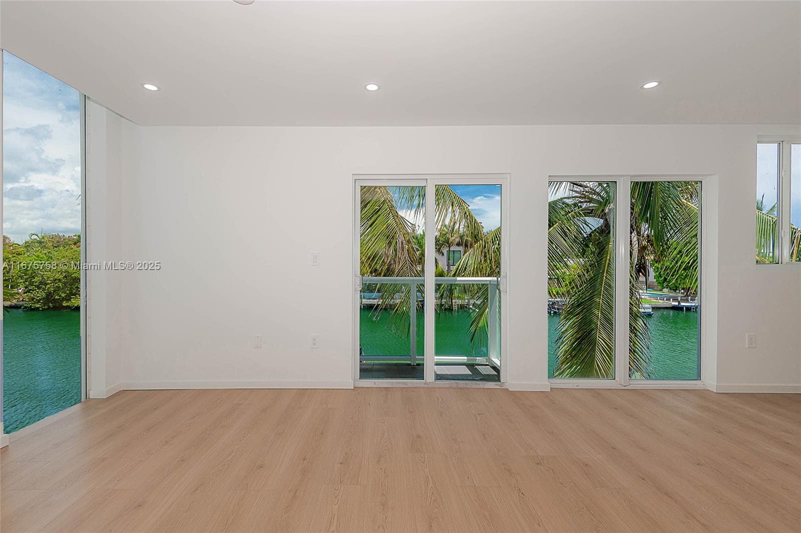 A11675758 — Miami Beach — 10