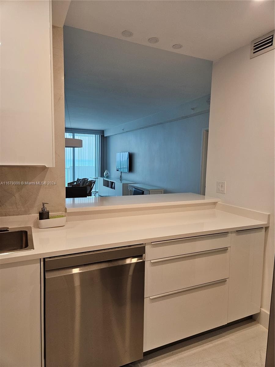 A11679000 — Miami Beach — 6