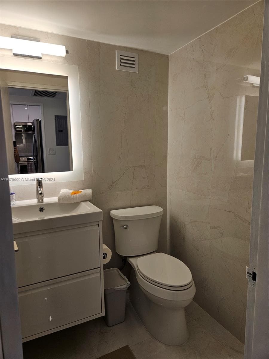 A11679000 — Miami Beach — 9