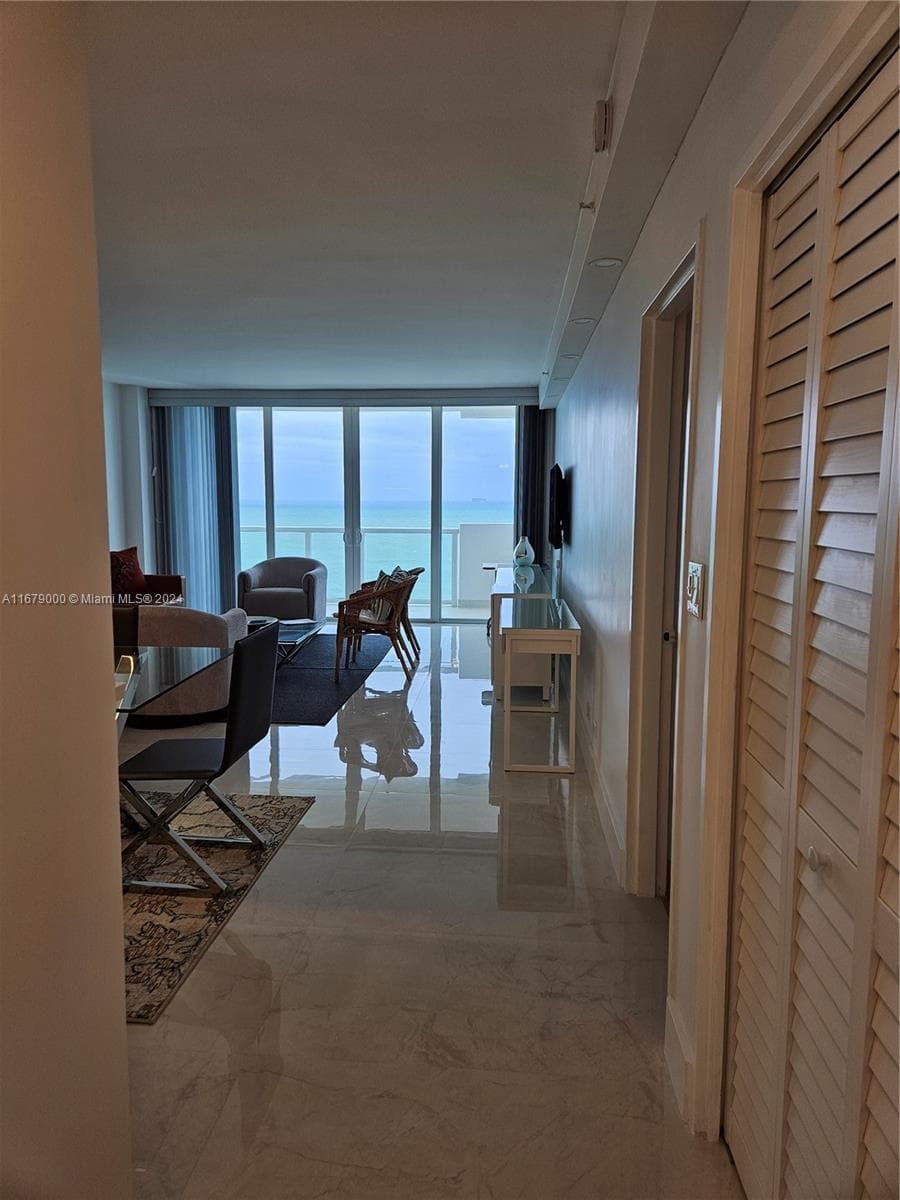 A11679000 — Miami Beach — 10
