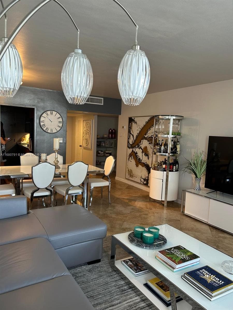 A11680791 — Miami Beach