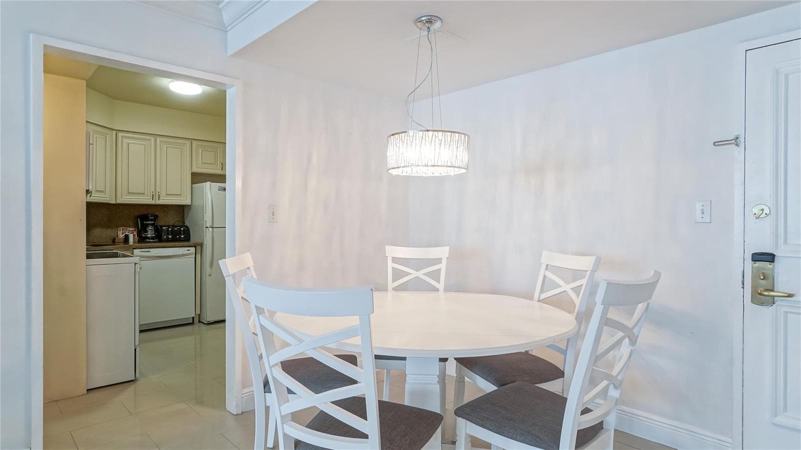 F10468514 — Miami Beach — 9