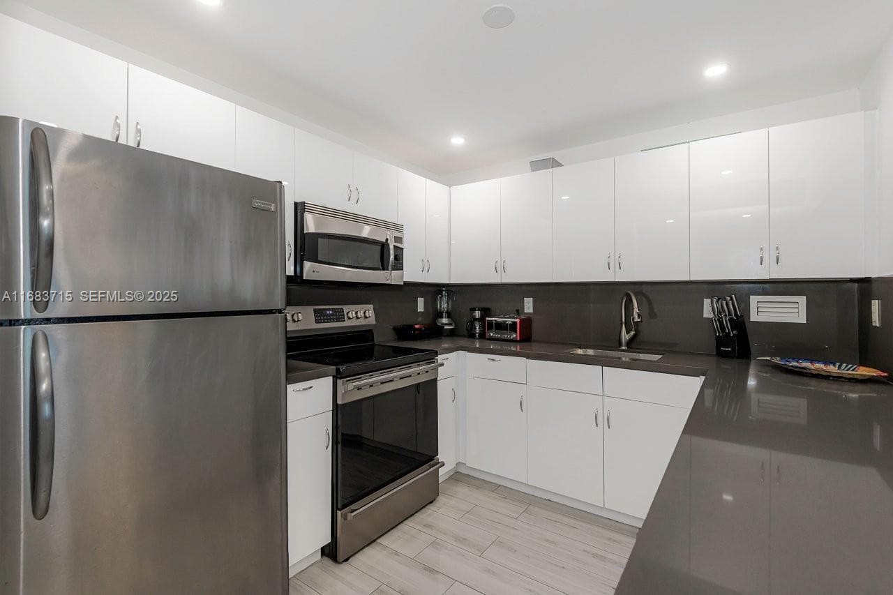 A11683715 — Miami Beach — 13