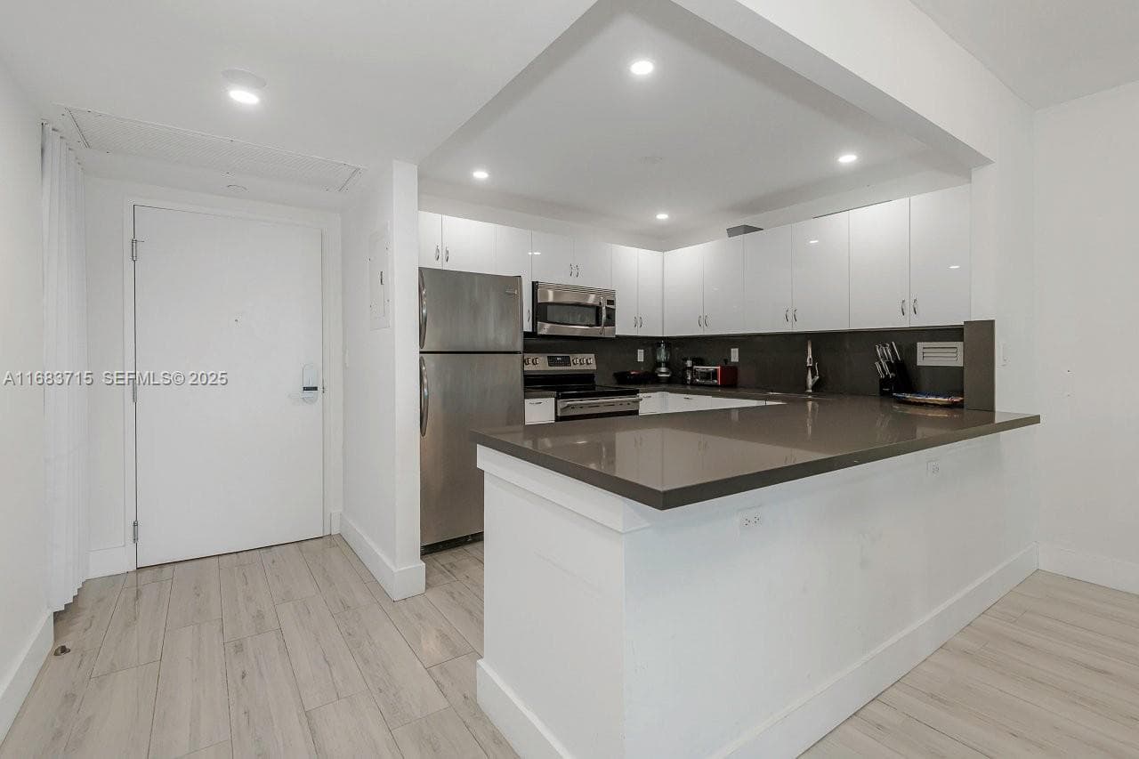 A11683715 — Miami Beach — 12