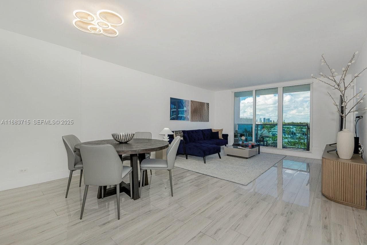 A11683715 — Miami Beach
