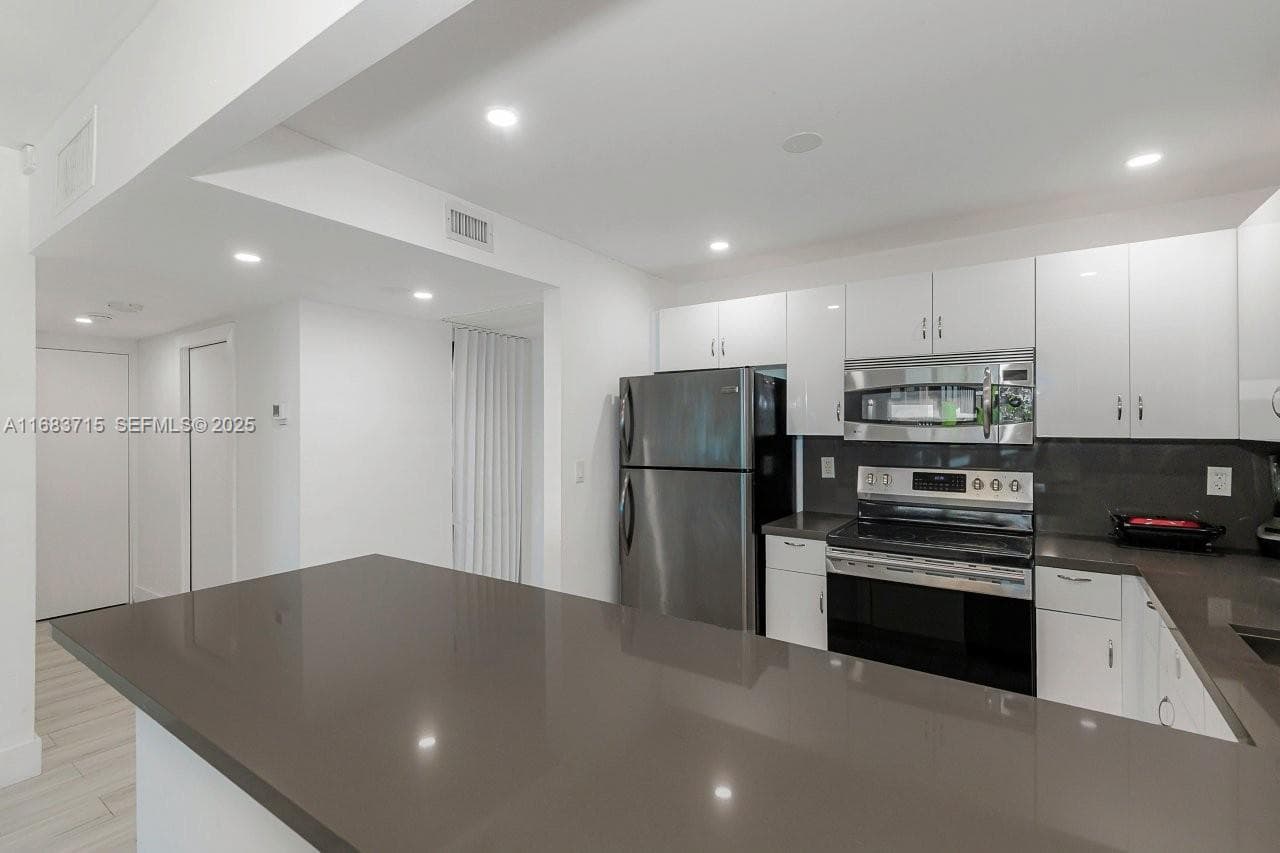 A11683715 — Miami Beach — 10