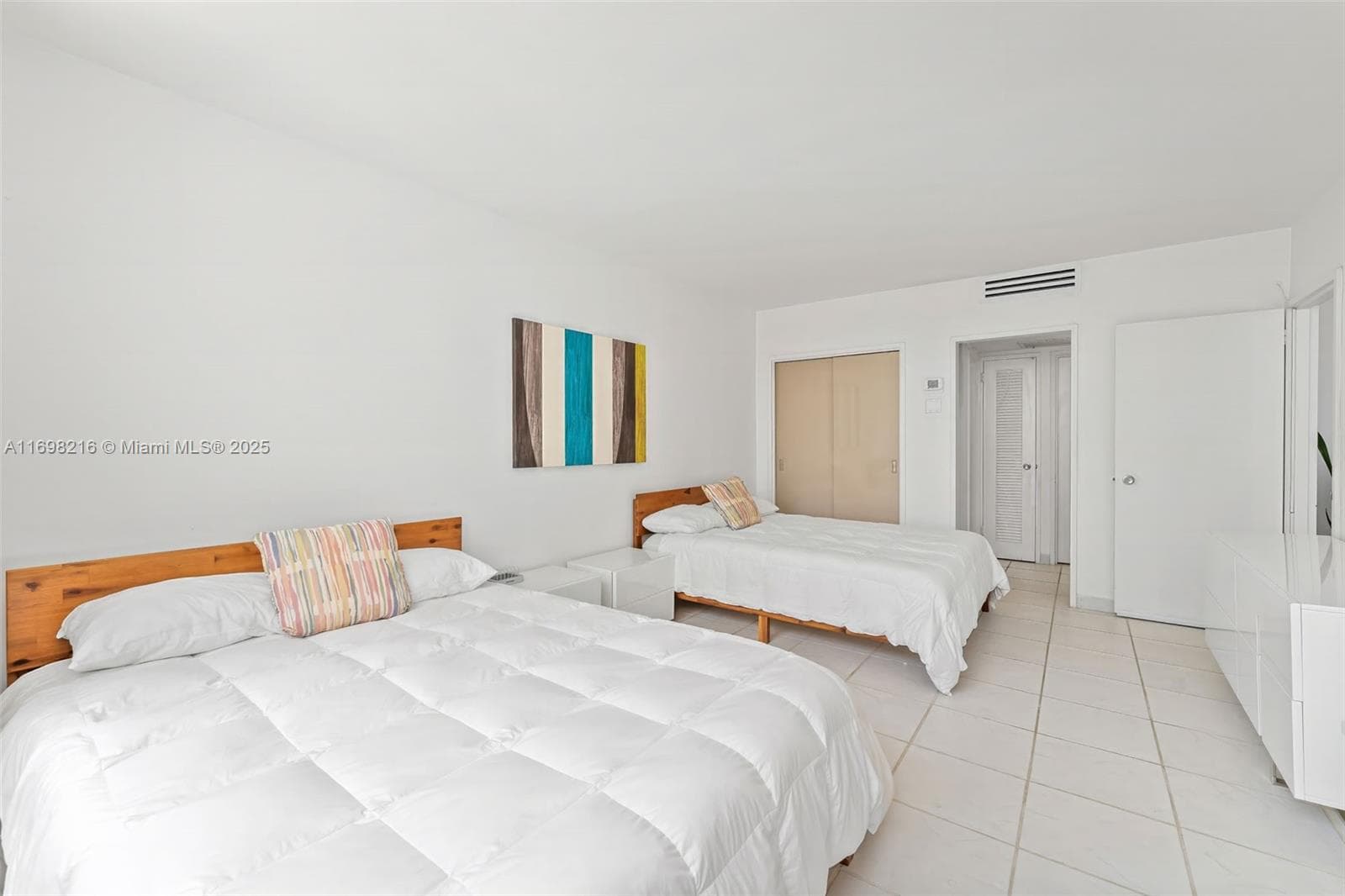 A11698216 — Miami Beach — 16