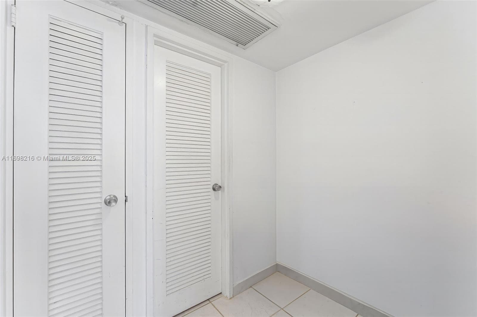 A11698216 — Miami Beach — 18