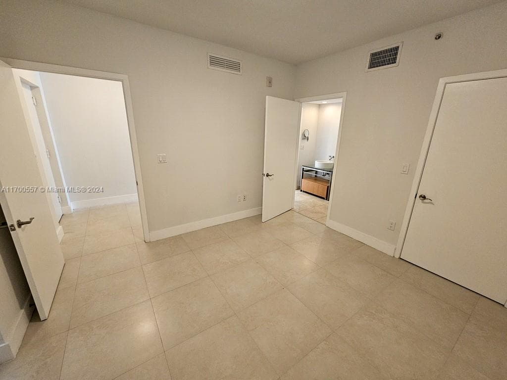 A11700557 — Miami Beach — 10