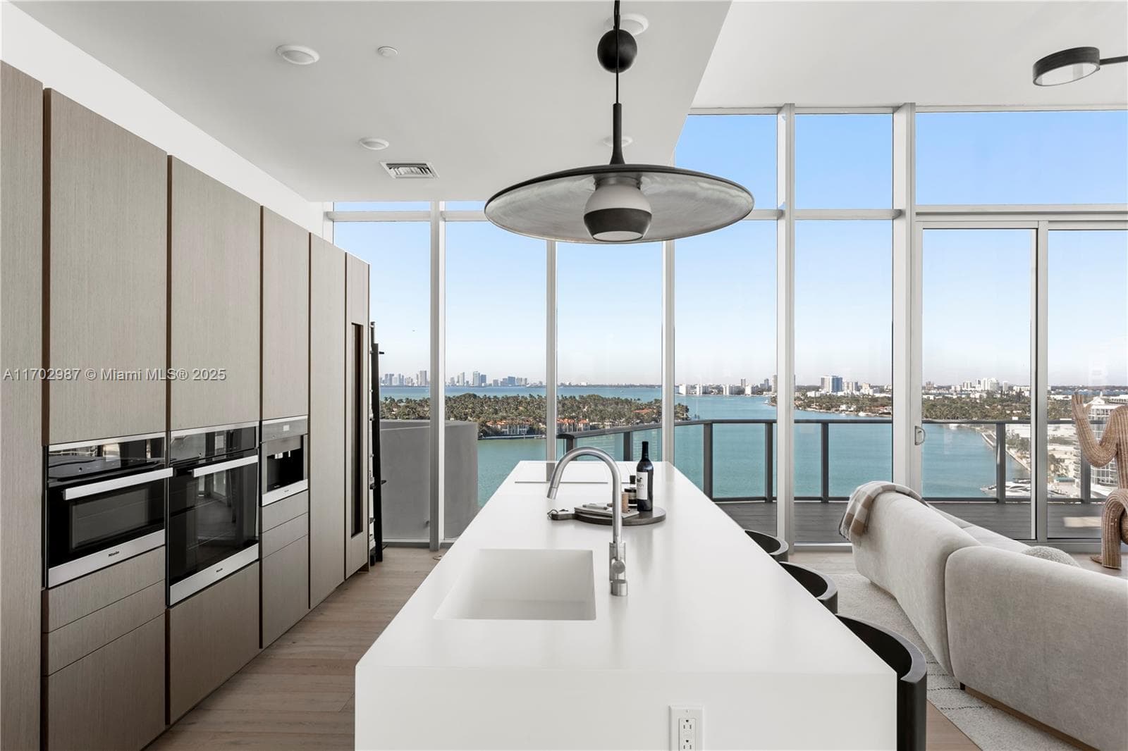 A11702987 — Miami Beach — 13