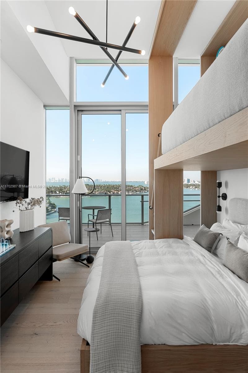 A11702987 — Miami Beach — 21